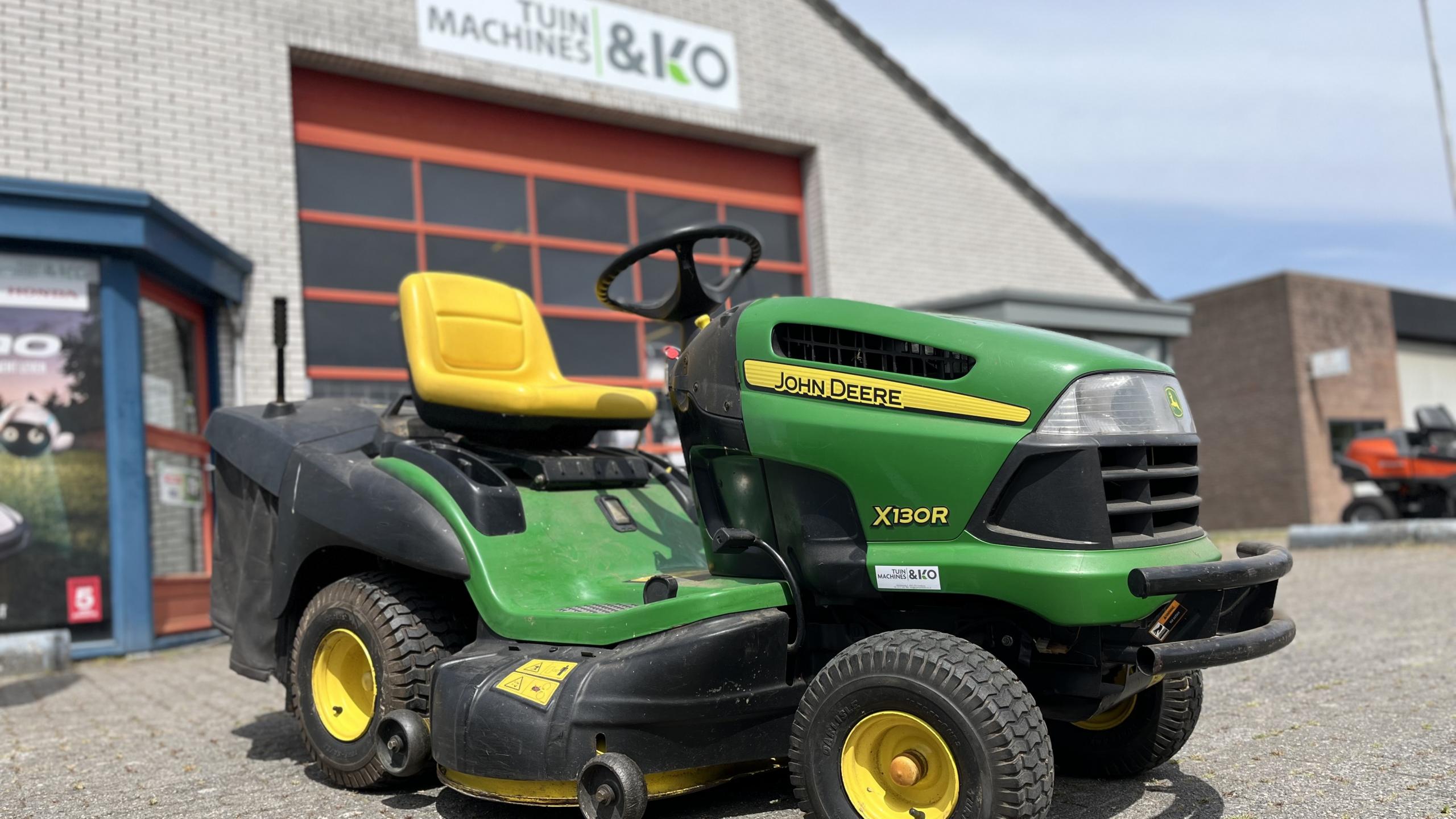 Tweedehands John Deere zitmaaier te koop bij Tuinmachines & Ko in Oostburg, Zeeuws Vlaanderen