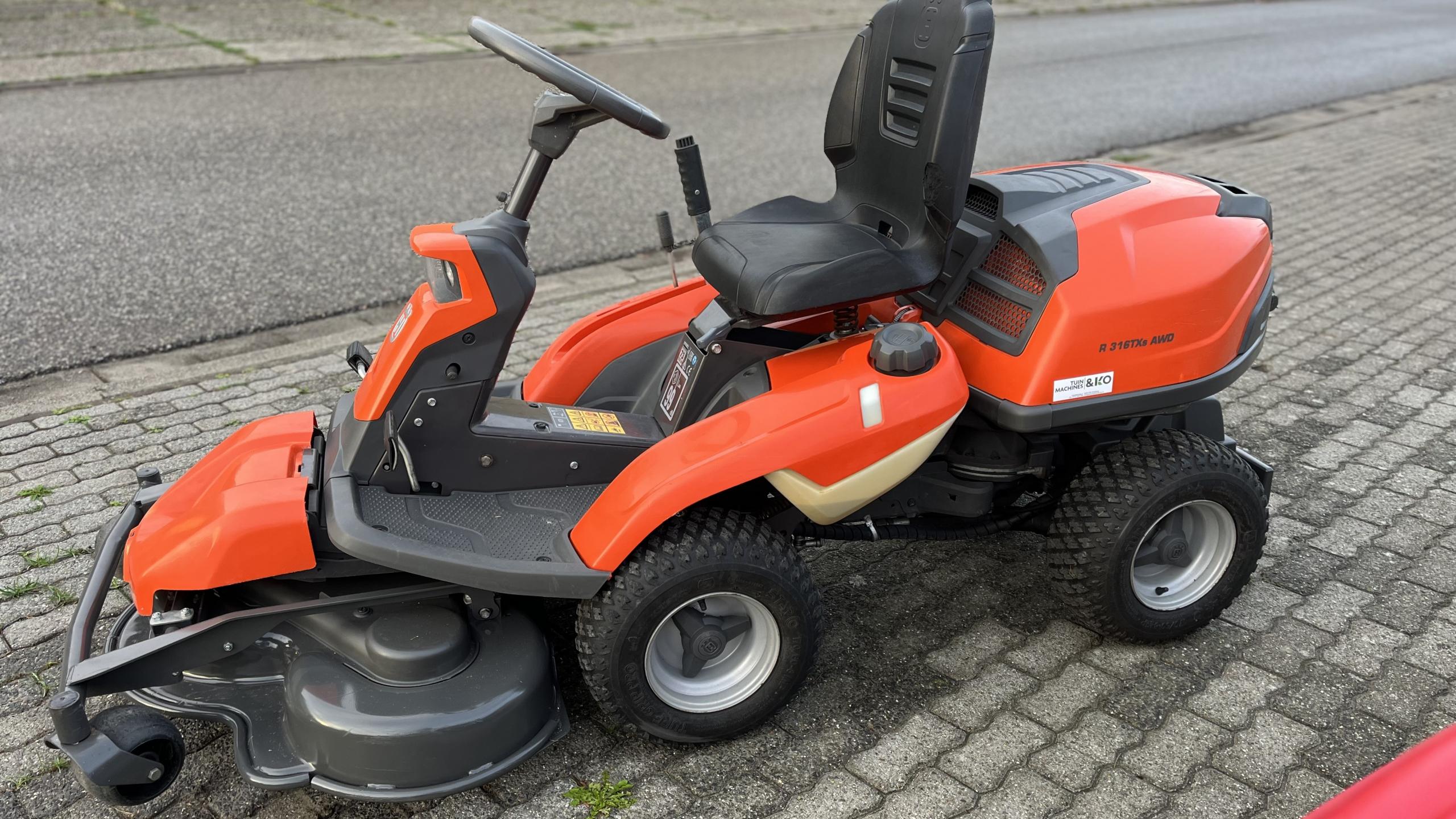 Tweedehands Husqvarna R 3316 TXS AWD verkrijgbaar bij Tuinmachines & Ko in Zeeuws-Vlaanderen