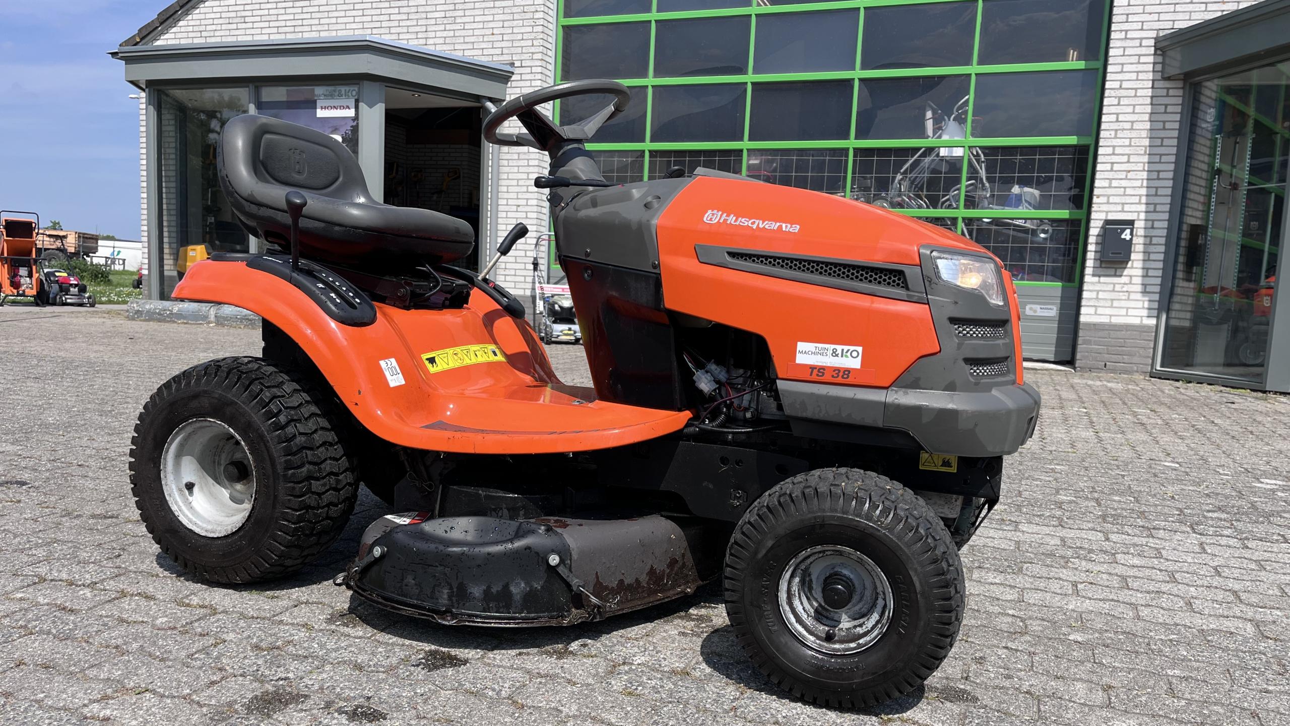 TweedehandsHusqvarna zitmaaier tuintractor te koop bij Tuinmachines & Ko in Oostburg, Zeeuws-Vlaanderen